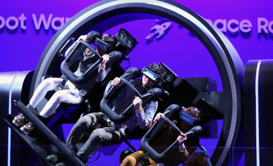 5일 오전(현지시각) 미국 라스베이거스  컨벤션센터(LVCC)에서 개막한 세계최대 가전 전시회인 'CES(Consumer Electronics Show.국제전자제품 박람회)에서 참가자들이 삼성전자 VR 4D 체험을 하고 있다.